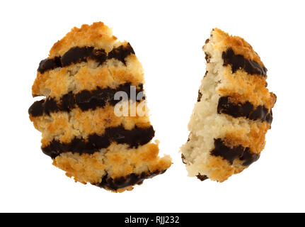 Vue aérienne d'un seul macaron au chocolat noir noix de coco à rayures cassé en deux isolé sur un fond blanc. Banque D'Images