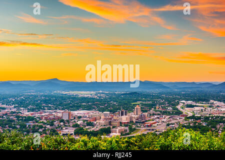 Roanoke, Virginia, USA downtown skyline from above at dusk. Banque D'Images