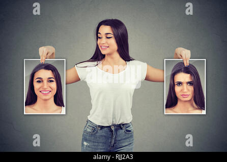 Young cheerful woman holding photos avec de bonnes et mauvaises émotions ayant de l'humeur et en souriant elle-même positive Banque D'Images