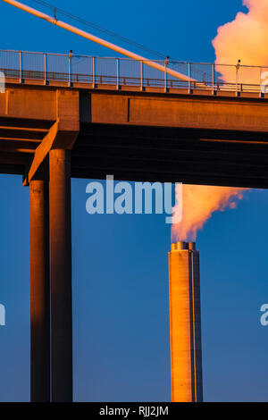 Cheminée industrielle par la fumée tourbillonnent pont en ciel bleu, low angle view, vertical image, Göteborg, Suède, Europe Banque D'Images