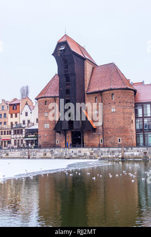 Rivière Motława waterfront et Crane, Zuraw, Rybackie Pobrzeże, Gdańsk, Pologne Banque D'Images