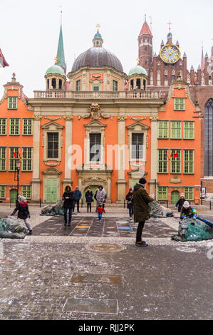 Enfants jouant aux quatre coins fontaine, chapelle royale, Kapela Królewska, par Tylman van Gameren, 1681, et la cathédrale St Mary, Gdańsk, Pologne Banque D'Images