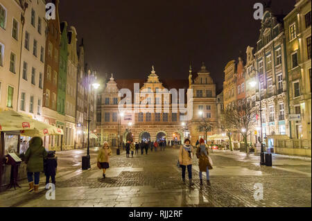 Zielona Brama, (portail vert) style maniériste flamand, par Regnier d'Amsterdam 1568, par temps de neige, de nuit, la rue Długi Targ, Long Marché, Gdańsk, Pologne Banque D'Images