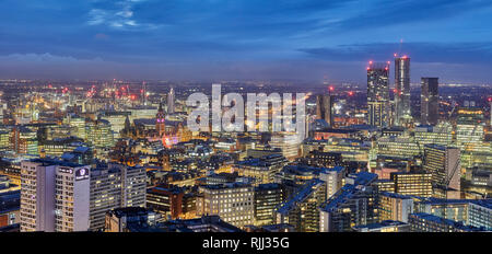 Le centre-ville de Manchester skyline vue panoramique sur les toits de Salford de Wilburn, Hôtel de Ville Tour de l'horloge à City Tower Banque D'Images