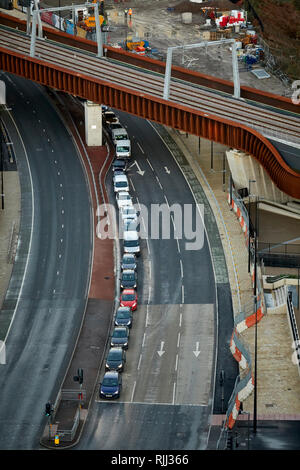 À la recherche d'attente sur la circulation automobile en passant sous le pont le long cordon Épreuve Trinity Cours sur la frontière Manchester, Salford Banque D'Images