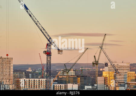 Le centre-ville de Manchester vue sur l'horizon sur les toits de Salford Crane tours dans le soir lumière Banque D'Images