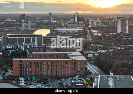 Salford vue sur l'horizon sur les toits de ordsall à Salford Quays et le stade Old Trafford de Manchester United accueil Banque D'Images