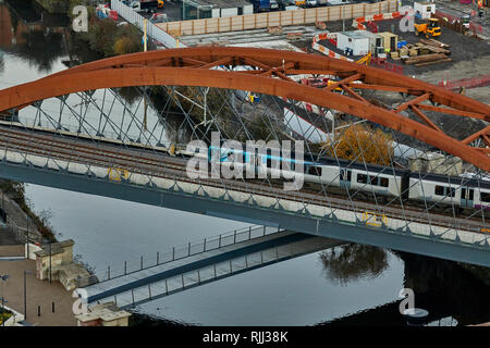 TPE, Pennie Trans service express sur Chord Ordsall pont traversant la rivière Irwell crossing de Salford à Manchester Banque D'Images