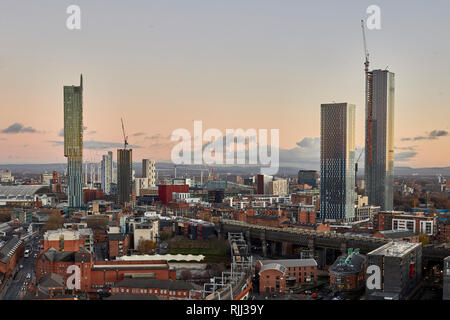 Le centre-ville de Manchester vue sur l'horizon sur les toits de Salford Beetham Tower et gratte-ciel carré 874-6448 développement des grappes en ce moment und Banque D'Images