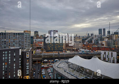 Le centre-ville de Manchester vue sur l'horizon sur les toits de Salford 100 Greengate, dans le centre-ville de Manchester cathedral area Banque D'Images