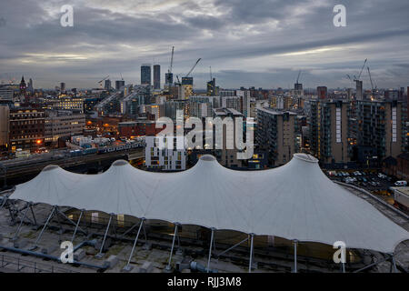 Le centre-ville de Manchester vue sur l'horizon sur les toits de Salford 100 Greengate, la frontière le long de la ligne de chemin de fer Banque D'Images