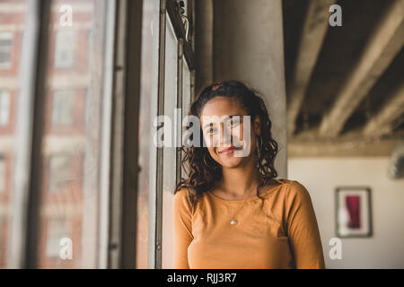 Portrait de jeune femme d'origine hispanique à la à l'appareil photo Banque D'Images