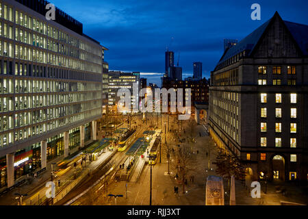 Voir l'éducation des chasseurs sur St Peters Square tramway Metrolink informatisé et moderne l'espace piéton public ouvert à l'arrière de Manchester Town Ha Banque D'Images