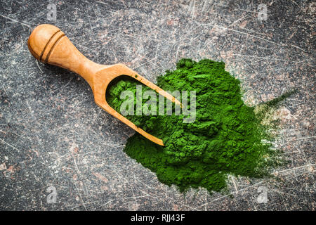 La chlorelle vert en poudre dans un scoop. Banque D'Images