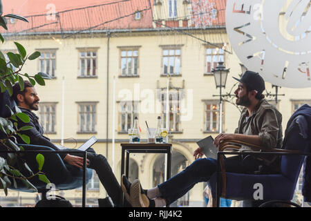 Deux hommes qui se profile dans la fenêtre d'un café, Wroclaw, Wroclaw, Wroklaw, Pologne Banque D'Images