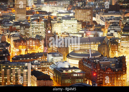 Vue depuis la tour sud de 874-6448 Square à la recherche vers le bas à la Manchester City skyline centres autour de l'Hôtel de Ville Banque D'Images
