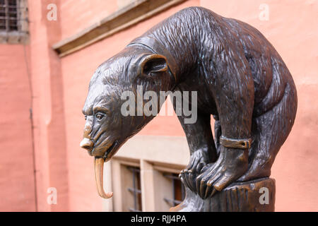 Réplique de E. M. Geyger en bronze de l'ours, Wroclaw, Wroclaw, Pologne, Wroklaw. Il est dit être la bonne chance de toucher ou frotter la langue de l'ours. Banque D'Images