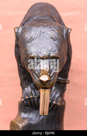 Réplique de E. M. Geyger en bronze de l'ours, Wroclaw, Wroclaw, Pologne, Wroklaw. Il est dit être la bonne chance de toucher ou frotter la langue de l'ours. Banque D'Images