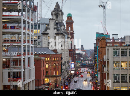 Le centre-ville de Manchester skyline vue panoramique sur les toits de la Bibliothèque centrale à la recherche d'Oxford Street en direction de l'université Banque D'Images