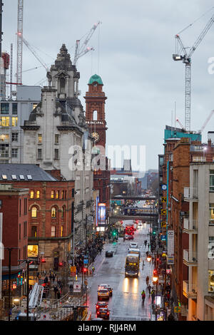 Le centre-ville de Manchester skyline vue panoramique sur les toits de la Bibliothèque centrale à la recherche d'Oxford Street en direction de l'université Banque D'Images