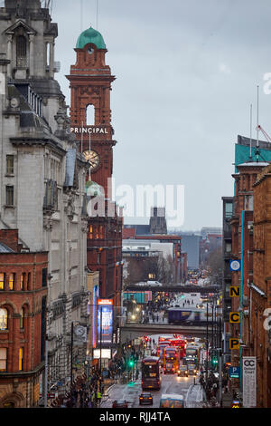 Le centre-ville de Manchester skyline vue panoramique sur les toits de la Bibliothèque centrale à la recherche d'Oxford Street en direction de l'université Banque D'Images