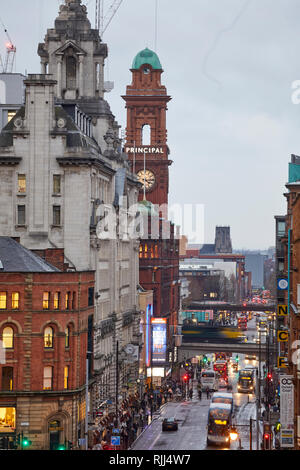 Le centre-ville de Manchester skyline vue panoramique sur les toits de la Bibliothèque centrale à la recherche d'Oxford Street en direction de l'université Banque D'Images