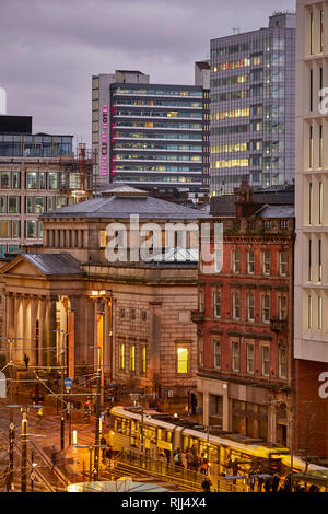 Le centre-ville de Manchester vue sur l'horizon sur les toits St Peters Square up Mosley Street Manchester Art Gallery et un arrêt de tramway Metrolink. Banque D'Images