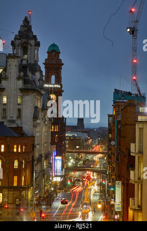 Le centre-ville de Manchester skyline vue panoramique sur les toits de la Bibliothèque centrale à la recherche d'Oxford Street en direction de l'université Banque D'Images