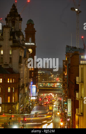 Le centre-ville de Manchester skyline vue panoramique sur les toits de la Bibliothèque centrale à la recherche d'Oxford Street en direction de l'université Banque D'Images