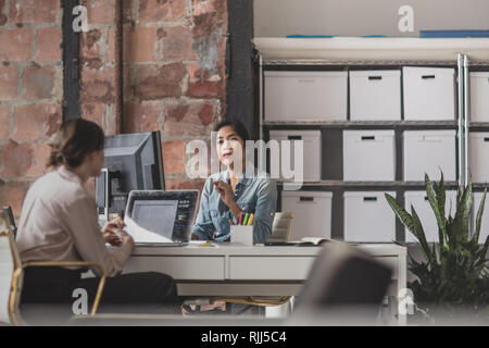 Les collègues qui travaillent ensemble dans un bureau de création Banque D'Images