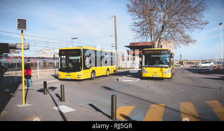 Paris, France - le 4 janvier 2019 : le bus garé près de la station de bus en attente de passager sur une journée d'hiver Banque D'Images