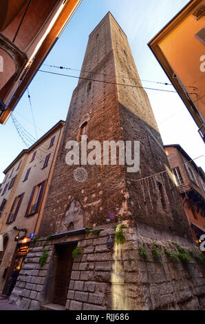 Bologne, Emilie-Romagne, Italie. En décembre 2018. La tour de Azzoguidi appelé aussi Altabella, 61 mètres de haut. C'est l'une des 20 tours qui subsistent Banque D'Images