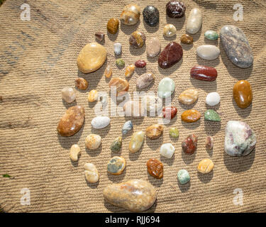 Une collection de pierres de couleur et d'agates recueillies à partir de la plage à Birdlings Télévision, Canterbury, Nouvelle-Zélande Banque D'Images