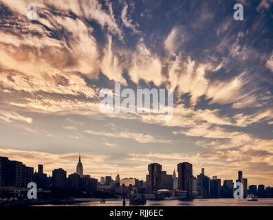 Manhattan skyline silhouette avec des nuages au coucher du soleil, aux teintes de couleur photo, New York City. Banque D'Images