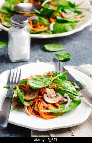 Salade d'épinards et de carottes champignons sherry Banque D'Images