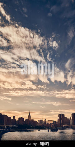 Manhattan skyline silhouette avec des nuages au coucher du soleil, aux teintes de couleur photo, New York City. Banque D'Images