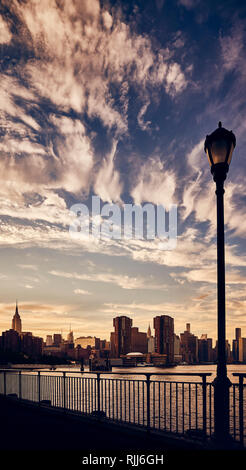 Manhattan skyline silhouette avec des nuages au coucher du soleil, aux teintes de couleur photo, New York City. Banque D'Images