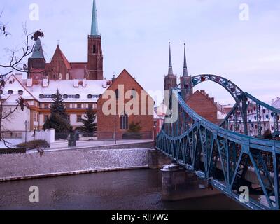 Pont ou pont Tumski amoureux et Vue de l'Ostrow Tumski Église Saint-barthélemy avec neige au sol Banque D'Images