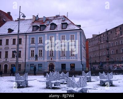 Les bâtiments colorés et rénové en hiver avec de la neige au sol, Wroclaw, Pologne Banque D'Images