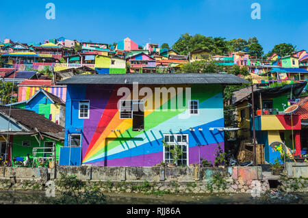 Semarang, Indonésie - 25 mai 2017 : Maison Arc-en-ciel peint dans Kalisari Village Arc-en-ciel (Kampung Pelangi Kalisari), de Semarang, Indonésie. Banque D'Images