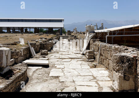 Vue le long d'une rue à l'Est du Temple, à gauche, sous un couvercle de protection, est l'Église de Laodicée, Laodicée, Denizli, Turquie. L'église de Laodicée dat Banque D'Images