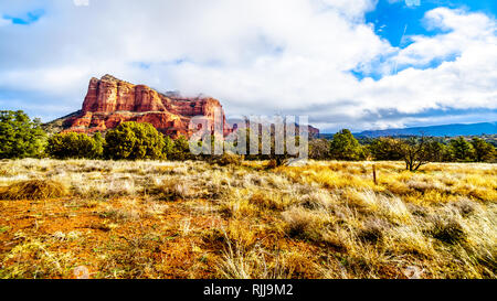 Nuages et ciel bleu sur Courthouse Butte entre le Village de Oak Creek et de la ville de Sedona dans le nord de l'Arizona, USA Banque D'Images