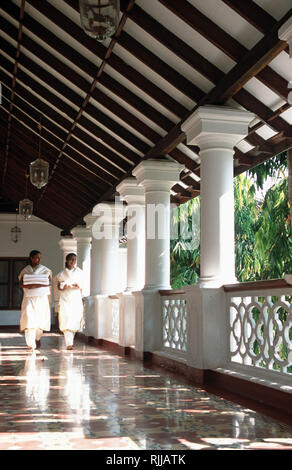 Le personnel de salle de marche à travers les couloirs de Kalari Kovilakom, un palais du 19ème siècle dans les collines au-dessus de Palakkad, Kerala, récemment transformé en un ay Banque D'Images