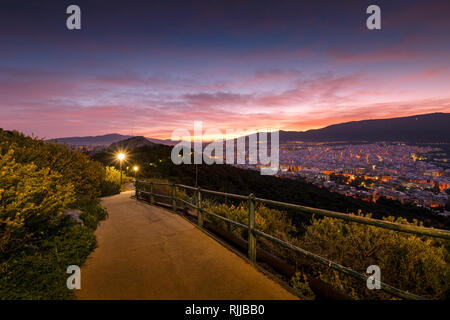 Vue d'Athènes et du nord de la colline Lycabettus Hymette mountain à l'aube. Banque D'Images