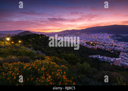 Vue d'Athènes et du nord de la colline Lycabettus Hymette mountain à l'aube. Banque D'Images