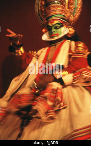 Une performance de Kathakali au Kerala Kathakali Centre de fort Cochin, Kerala. Originaire de la 17e siècle, est un théâtre dramatique de Kathakali restaur Banque D'Images