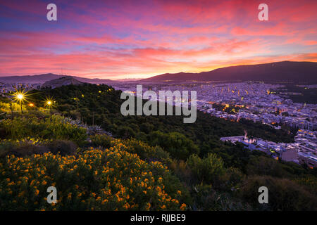 Vue d'Athènes et du nord de la colline Lycabettus Hymette mountain à l'aube. Banque D'Images