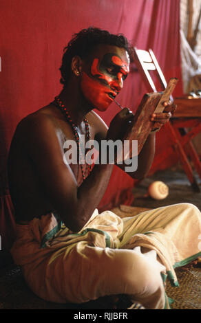 S'habiller pour une performance de Kathakali au Kerala Kathakali Centre de fort Cochin, Kerala. Originaire de la 17e siècle, est une façon spectaculaire de Kathakali Banque D'Images