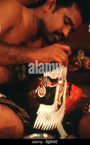 S'habiller pour une performance de Kathakali au Kerala Kathakali Centre de fort Cochin, Kerala. Originaire de la 17e siècle, est une façon spectaculaire de Kathakali Banque D'Images