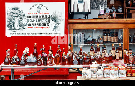 Montréal, Canada - Juin 2018 : bouteilles de sirop d'érable sur le comptoir d'un magasin boutique l'été dans le vieux port, Montréal, Québec, Canada. Éditorial. Banque D'Images